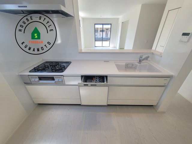 熊本市南区田井島2丁目第1-3棟（2号棟）　のキッチン|ご家族を近くに感じられる対面キッチンのLDK。会話もはずみそうですね。