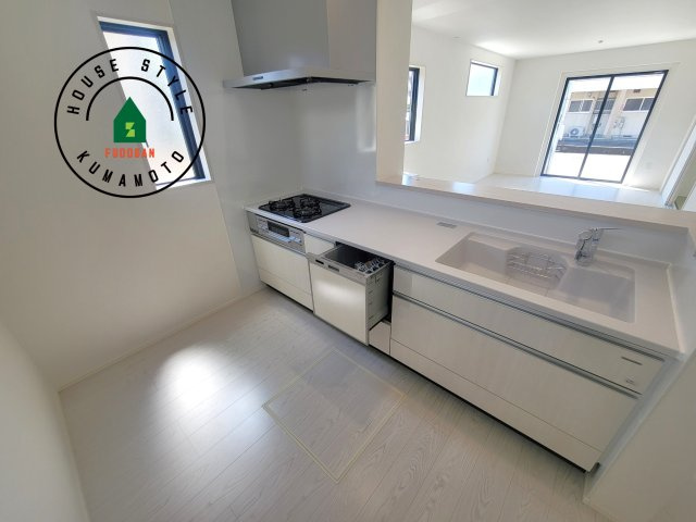 熊本市南区田井島2丁目第1-3棟（2号棟）　のキッチン|ダイニングテーブルへの配膳がラクラク、お料理はかどるカウンター付きシステムキッチン！