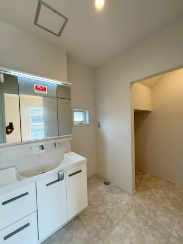 SUN COURTーサンコート－小倉南区津田3丁目【小倉南区　新築戸建て】の脱衣所|窓もあり換気のできる洗面脱衣室♪収納スペースも♪　【小倉南区　新築戸建て】