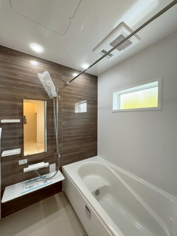 SUN COURTーサンコート－小倉南区津田3丁目【小倉南区　新築戸建て】の浴室|半身浴ができるベンチ付の節水型浴槽です♪　【小倉南区　新築戸建て】