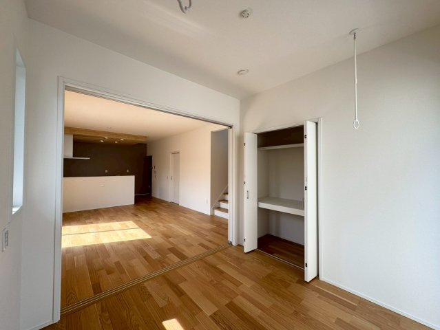 SUN COURTーサンコート－小倉南区津田3丁目【小倉南区　新築戸建て】の洋室|リビングとの繋がりを感じる開放的な4.6帖洋室【小倉南区　新築戸建て】