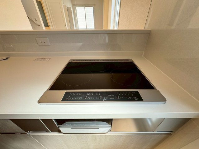 SUN COURTーサンコート－小倉南区津田3丁目【小倉南区　新築戸建て】のキッチン|小さなお子様とも料理を楽しめるＩＨクッキングヒーター完備♪　【小倉南区　新築戸建て】