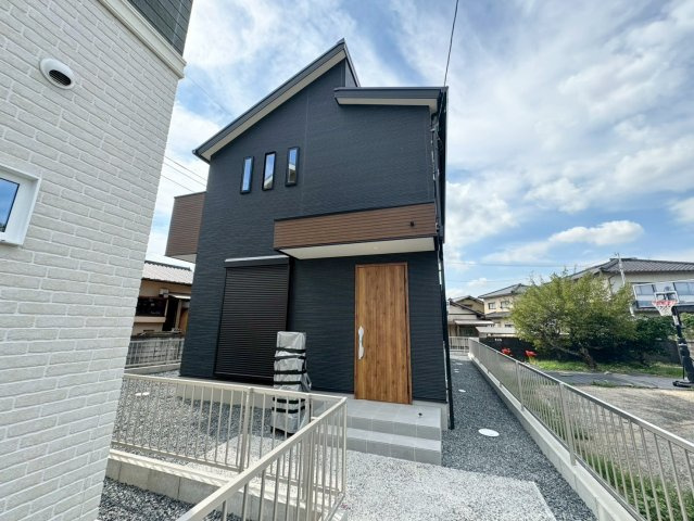 SUN COURTーサンコート－小倉南区津田3丁目【小倉南区　新築戸建て】の外観|木目の玄関ドアが映える外観♪【小倉南区　新築戸建て】
