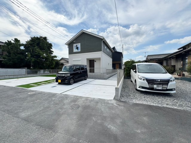 SUN COURTーサンコート－小倉南区津田3丁目【小倉南区　新築戸建て】の駐車場|駐車スペースの奥に物件があります【小倉南区　新築戸建て】