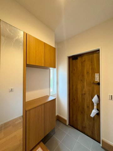 SUN COURTーサンコート－小倉南区津田3丁目【小倉南区　新築戸建て】の玄関|姿見付きのシューズボックスを完備♪お出かけ前の身だしなみチェックができます【小倉南区　新築戸建て】