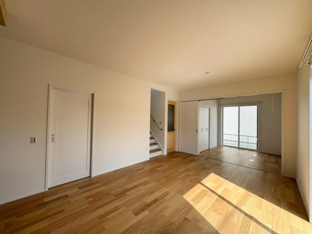 SUN COURTーサンコート－小倉南区津田3丁目【小倉南区　新築戸建て】の居間・リビング|家族が顔をあわせやすくなるリビング階段♪【小倉南区　新築戸建て】