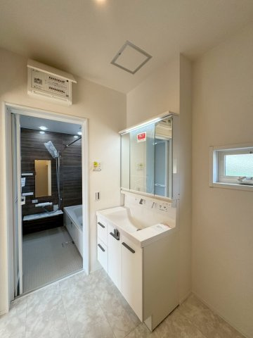 SUN COURTーサンコート－小倉南区津田3丁目【小倉南区　新築戸建て】の独立洗面台|キレイアップカウンターで継ぎ目が無いので汚れも溜まりにくく簡単にお掃除が出来ます♪【小倉南区　新築戸建て】