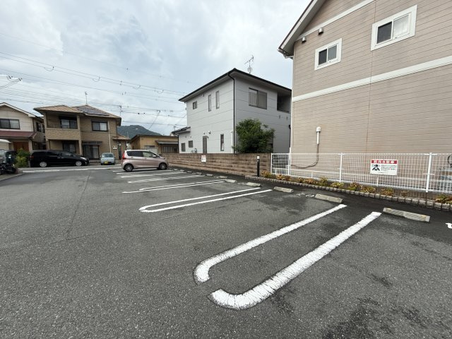 グランドソレイユⅡ番館の駐車場