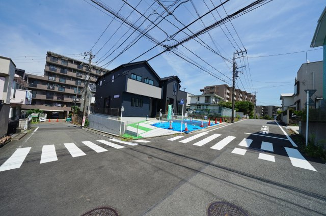 【横浜市保土ケ谷区法泉2丁目17-11全2棟新築戸建て】★仲介手数料無料★（初音が丘小学校・橘中学校）の前面道路含む現地写真