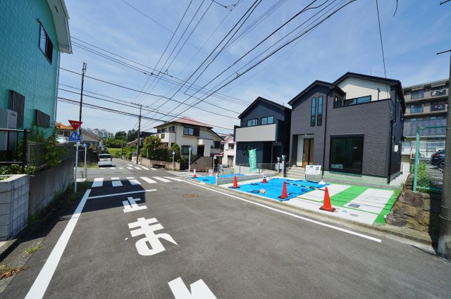 【横浜市保土ケ谷区法泉2丁目17-11全2棟新築戸建て】★仲介手数料無料★（初音が丘小学校・橘中学校）の前面道路含む現地写真