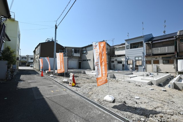 尼崎市浜田町５丁目新築一戸建ての外観|現地の様子です。現在工事中、基礎段階になります。建物が完成してからでは確認できない基礎部分の見学をご希望の方はお気軽にお問い合わせください。