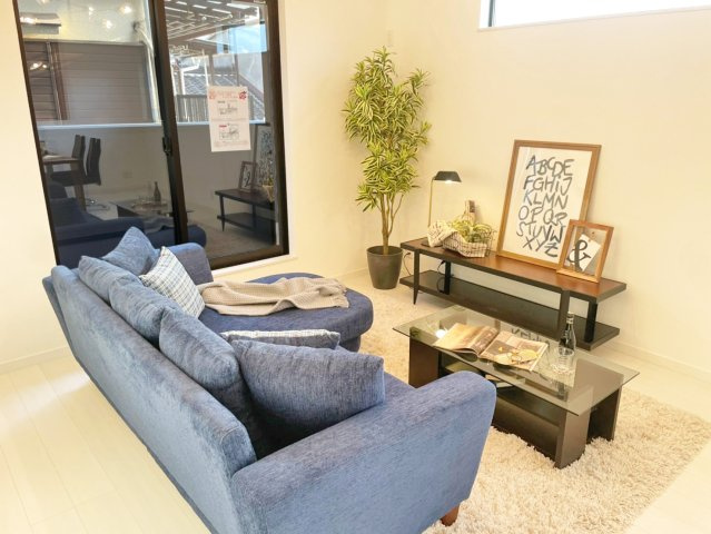 尼崎市浜田町５丁目新築一戸建ての居間・リビング|-同社施工例-
大きな窓から光が広がる、明るく心地よいリビング。