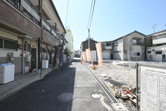 尼崎市浜田町５丁目新築一戸建ての前面道路含む現地写真|東側前面道路：幅員4ｍ。南側から撮影した写真です。