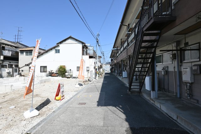 尼崎市浜田町５丁目新築一戸建ての前面道路含む現地写真|東側前面道路：幅員4ｍ。北側から撮影した写真です。