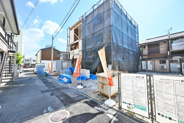 尼崎市浜田町５丁目新築一戸建ての内観：施工例|ダイニングテーブルとソファーセットを配置しても余裕の広さ。家族が心地よく過ごせるちょうどいいサイズです。