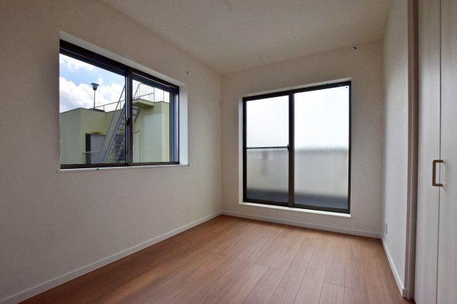 尼崎市浜田町５丁目新築一戸建て│3LDK+駐車1台可の洋室|-洋室5.1帖-
2面の窓から自然光を取り込みやすく、明るく開放感のある空間です。