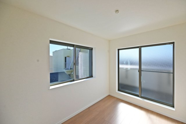 尼崎市浜田町５丁目新築一戸建て│3LDK+駐車1台可の子供部屋|-洋室5.1帖-
2面の窓から自然光を取り込みやすく、明るく開放感のある空間です。