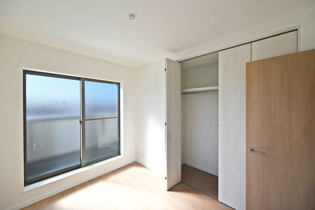 尼崎市浜田町５丁目新築一戸建て│3LDK+駐車1台可のその他|-洋室5.1帖-
クローゼット付きで収納もしっかり確保しています。