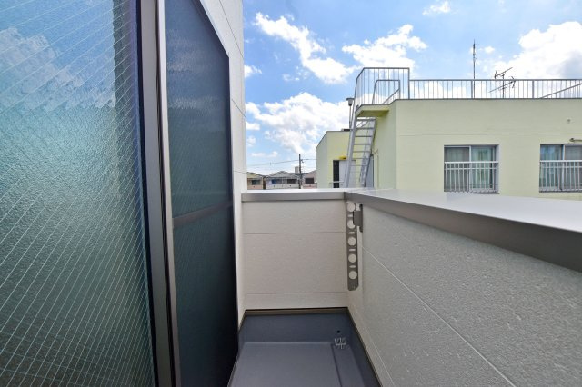尼崎市浜田町５丁目新築一戸建て│3LDK+駐車1台可のバルコニー|物干しスペースを確保しており、毎日のお洗濯にも活躍します。居室からすぐ出られる動線もポイントです。