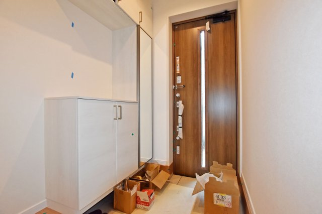尼崎市浜田町５丁目新築一戸建て│3LDK+駐車1台可の玄関|玄関にはシューズボックスを設置。靴をすっきりしまえる収納力に加え、姿見付きでお出かけ前の身だしなみチェックにも便利です。