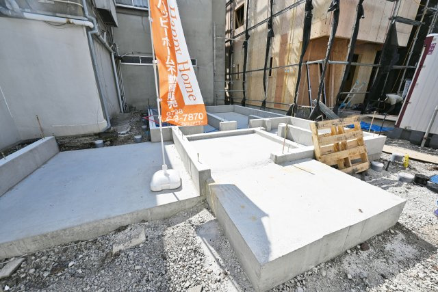 尼崎市浜田町５丁目新築一戸建ての内観：施工例|家具の配置がしやすい形状のリビングは実際の生活がイメージしやすいのが◎