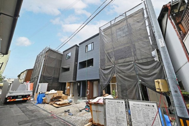 尼崎市浜田町５丁目新築一戸建ての外観|現地の様子です。現在工事中、基礎段階になります。建物が完成してからでは確認できない基礎部分の見学をご希望の方はお気軽にお問い合わせください。