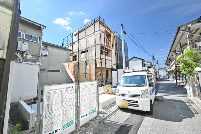 尼崎市浜田町５丁目新築一戸建ての内観：施工例|オープンタイプの対面式キッチンはお料理中でも家族との会話が途切れないのがいいですね。