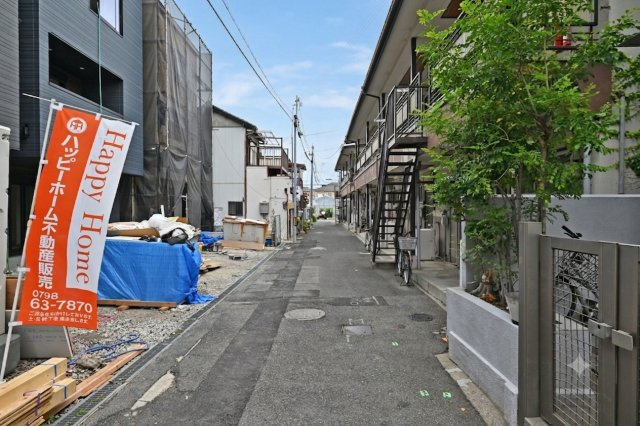 尼崎市浜田町５丁目新築一戸建ての前面道路含む現地写真|東側前面道路：幅員4ｍ。北側から撮影した写真です。