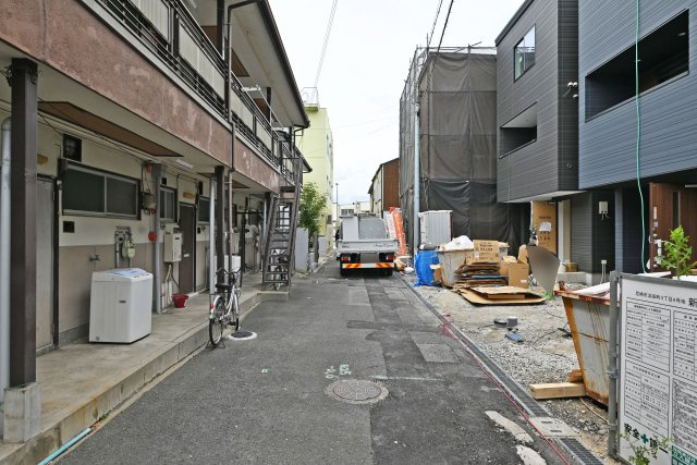尼崎市浜田町５丁目新築一戸建ての前面道路含む現地写真|東側前面道路：幅員4ｍ。南側から撮影した写真です。
