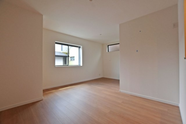 尼崎市浜田町５丁目新築一戸建て│3LDK+駐車1台可の居間・リビング|約16.5帖のLDKは、リビングとダイニングそれぞれのスペースを確保しやすい広さ。家族で食卓を囲む時間も、ソファでくつろぐ時間もゆったり過ごせます。