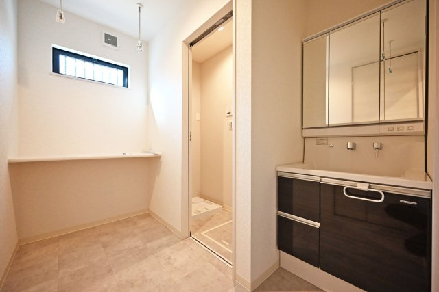 尼崎市浜田町５丁目新築一戸建ての内観：施工例|慌ただしい朝でも2人並んで支度できる広さの洗面化粧台。