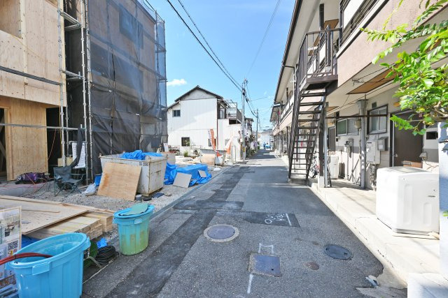 尼崎市浜田町５丁目新築一戸建ての内観：施工例|慌ただしい朝でも2人並んで支度できる広さの洗面化粧台。