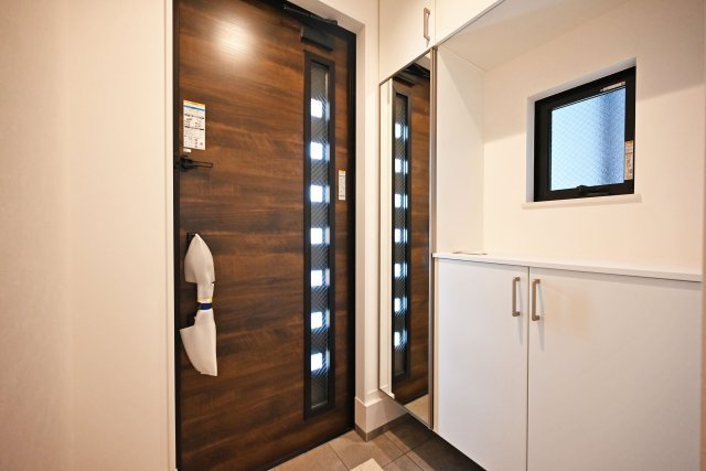 尼崎市浜田町５丁目新築一戸建ての内観：施工例|玄関収納があるので、玄関周りもスッキリと片付けしておけます。	