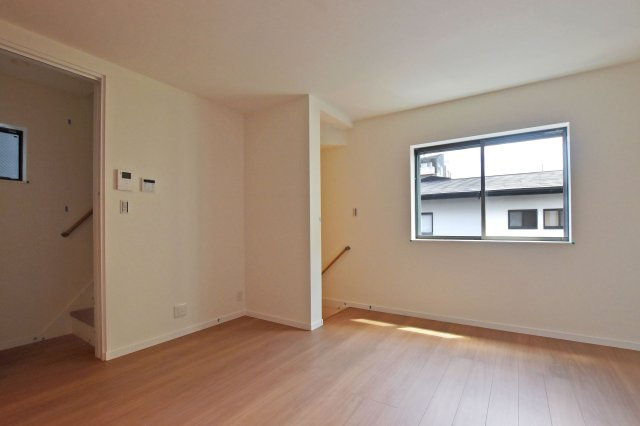 尼崎市浜田町５丁目新築一戸建て│3LDK+駐車1台可の居間・リビング|家族が自然と顔を合わせやすいリビング階段を採用。外出や帰宅の際にLDKを通る間取りで、何気ない「いってらっしゃい」「おかえり」が交わせる住まいです。
