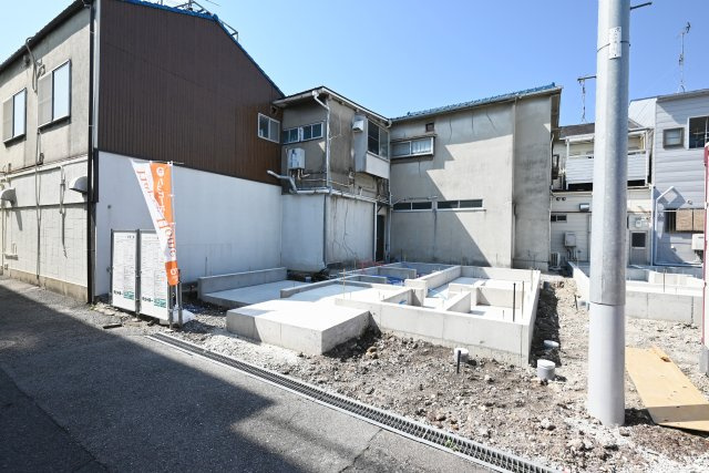 尼崎市浜田町５丁目新築一戸建ての外観|D号地。現在基礎段階、順調に建築中です。