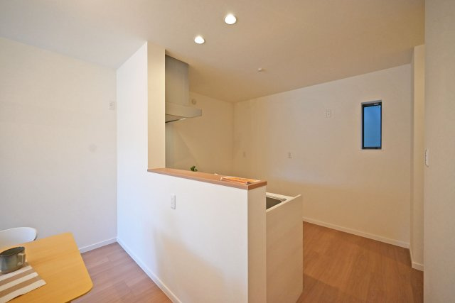 尼崎市浜田町５丁目新築一戸建て│3LDK+駐車1台可のキッチン|コンロ前袖壁付カウンター造作のキッチンです。上部にはダウンライトを採用し、作業性を確保。