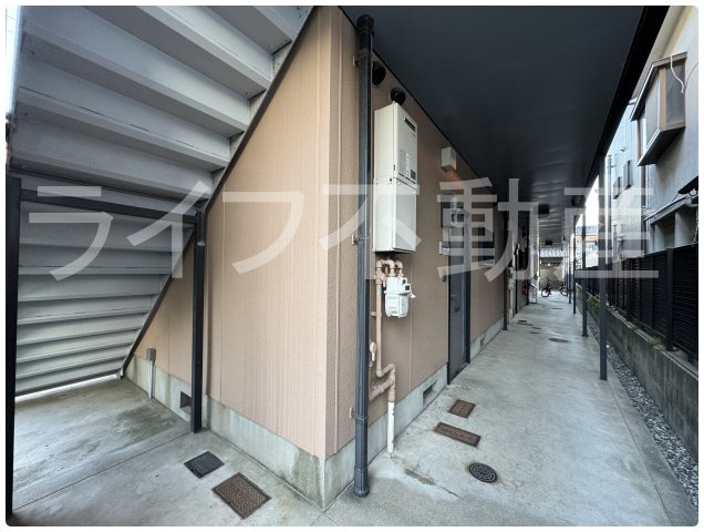 ドミール小阪のエントランス|落ち着いたエントランスです