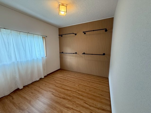 静岡市葵区下　中古一戸建ての洋室