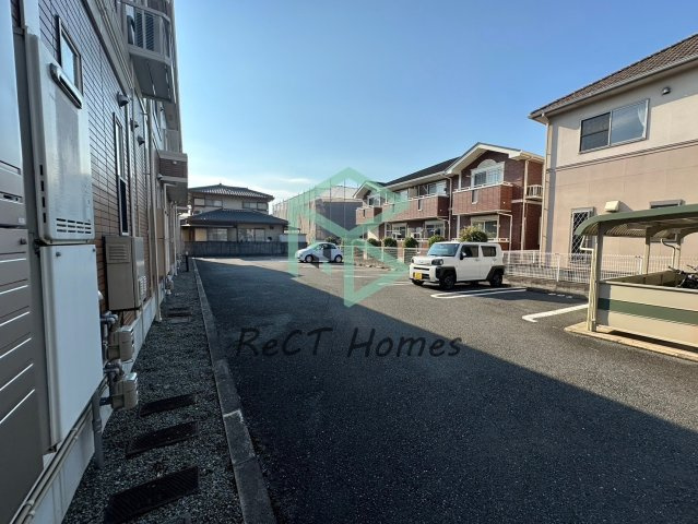 ブリーズ　アレイの駐車場