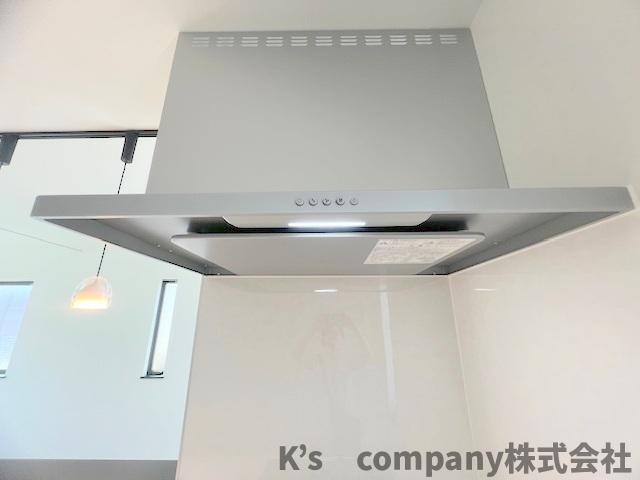 茅ヶ崎市矢畑　新築戸建　1号棟のキッチン|お手入れのしやすいスリムタイプのレンジフード♪