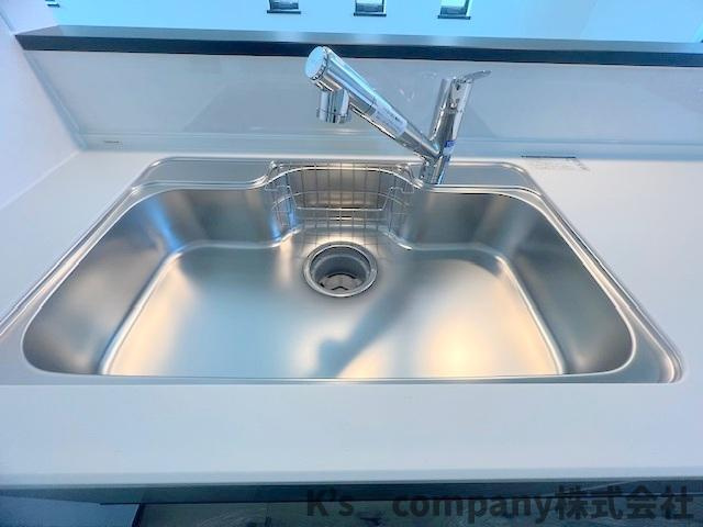 茅ヶ崎市矢畑　新築戸建　1号棟のキッチン|扱いやすいステンレス素材のシンク◇
