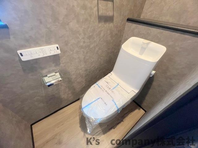 茅ヶ崎市矢畑　新築戸建　1号棟のトイレ|おしゃれな印象のクロスのトイレ◇