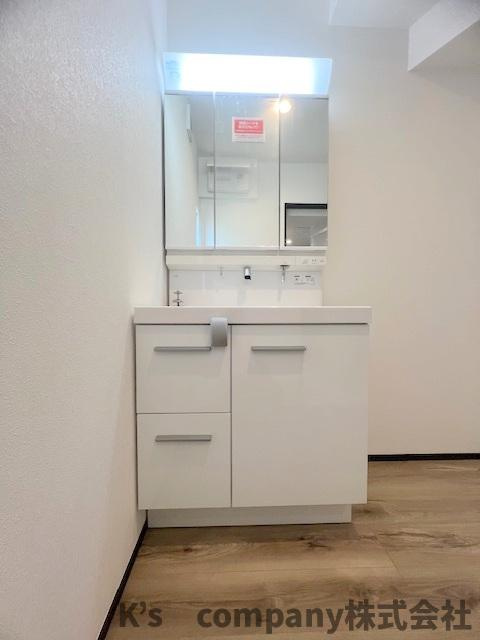 茅ヶ崎市矢畑　新築戸建　1号棟の独立洗面台|三面鏡の内側には小物収納が充実しています◇