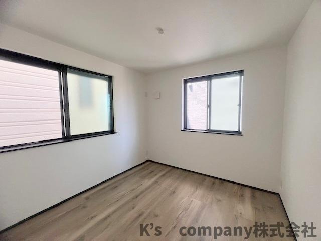 茅ヶ崎市矢畑　新築戸建　1号棟の洋室|サービスルーム5帖◇２面採光で明るいお部屋で居室としてもお使いいただけます◇