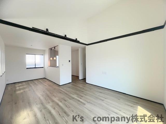 茅ヶ崎市矢畑　新築戸建　1号棟の居間・リビング|正面には対面キッチンがありリビングにいるご家族を感じながらお料理ができます♪