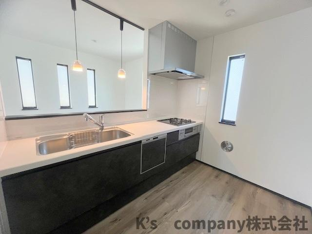 茅ヶ崎市矢畑　新築戸建　1号棟のキッチン|濃い色合いの引き締まった印象のシステムキッチン☆