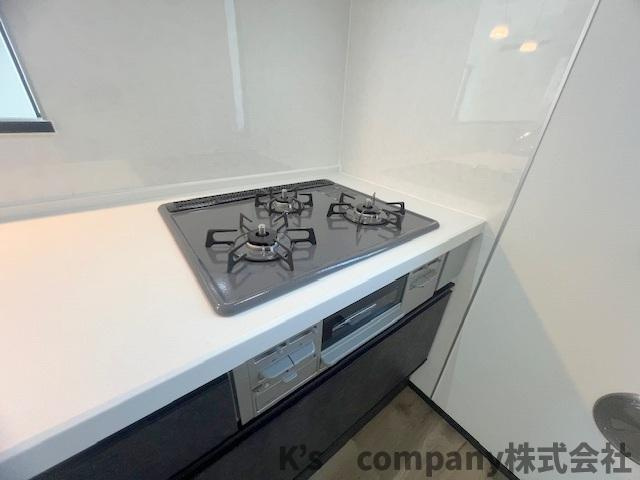 茅ヶ崎市矢畑　新築戸建　1号棟のキッチン|三口ガスコンロでお料理の幅が広がります◇