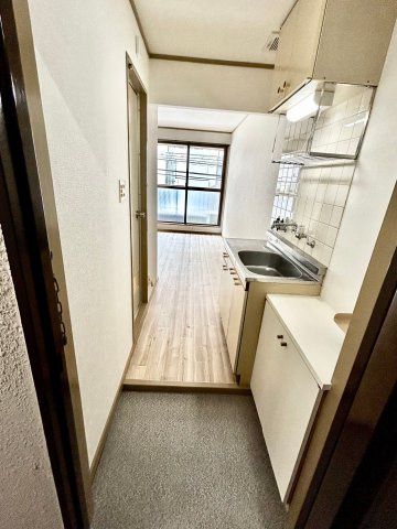 キャロル江坂の玄関