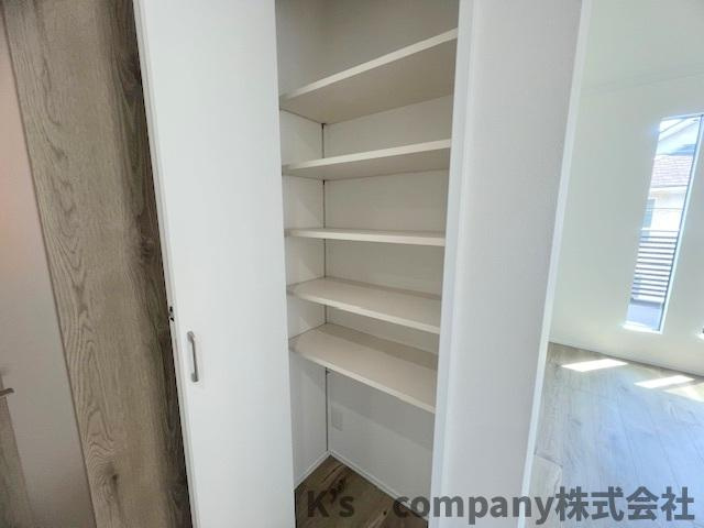 茅ヶ崎市矢畑　新築戸建　2号棟の収納|キッチン横にあるパントリー◇仕切り棚付きで整理がしやすく便利です◇