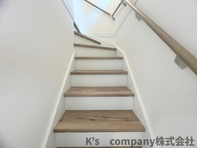 茅ヶ崎市矢畑　新築戸建　2号棟の収納|手すり付きの階段☆